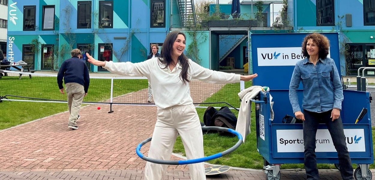 Een vrouw met haar armen uitgestrekt en een hoelahoep
