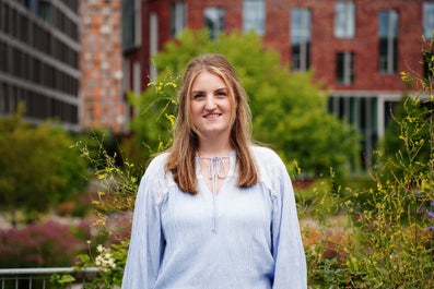 Een portret van Daniëlle van der Helm op het Campusplein