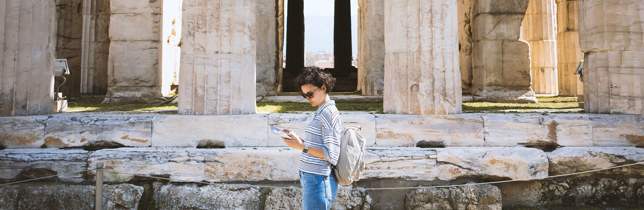 Vrouw in een omgeving uit de oudheid