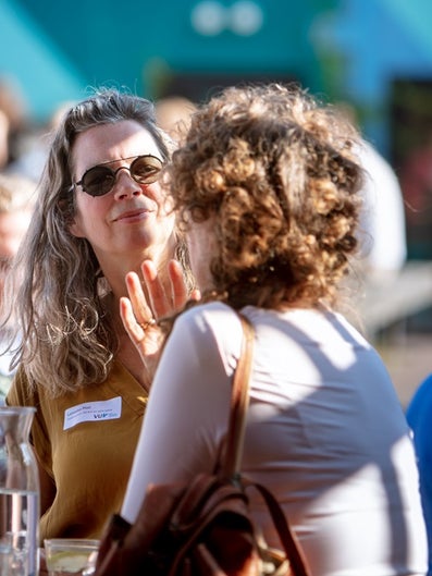 twee mensen praten op het campusplein
