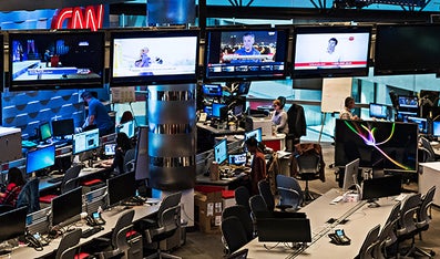 Nieuwsruimte met computers, tv's en bureaus