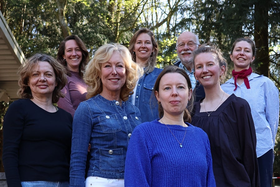Teamfoto van studentenpsychologen, 7 vrouwen en 1 man.