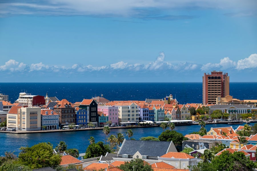 Huizen en water op Curacao