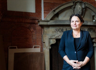 Een vrouw in een zwart pak