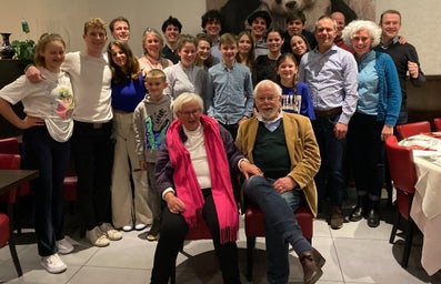 Een groep mensen bij een reünie