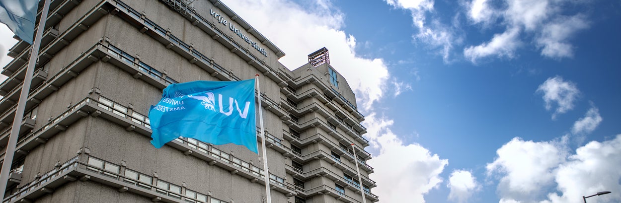 VU Hoofdgebouw met VU-vlag