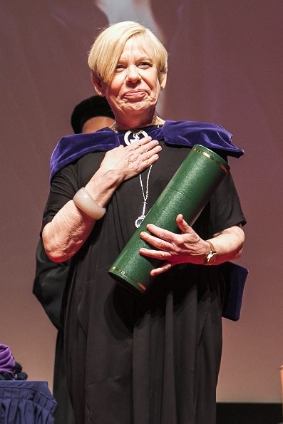 Uitreiking van het eredoctoraat van de Vrije Universiteit Amsterdam aan Karen Armstrong in 2017. 