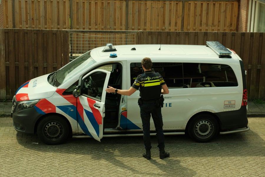 Politieagent met politiebus