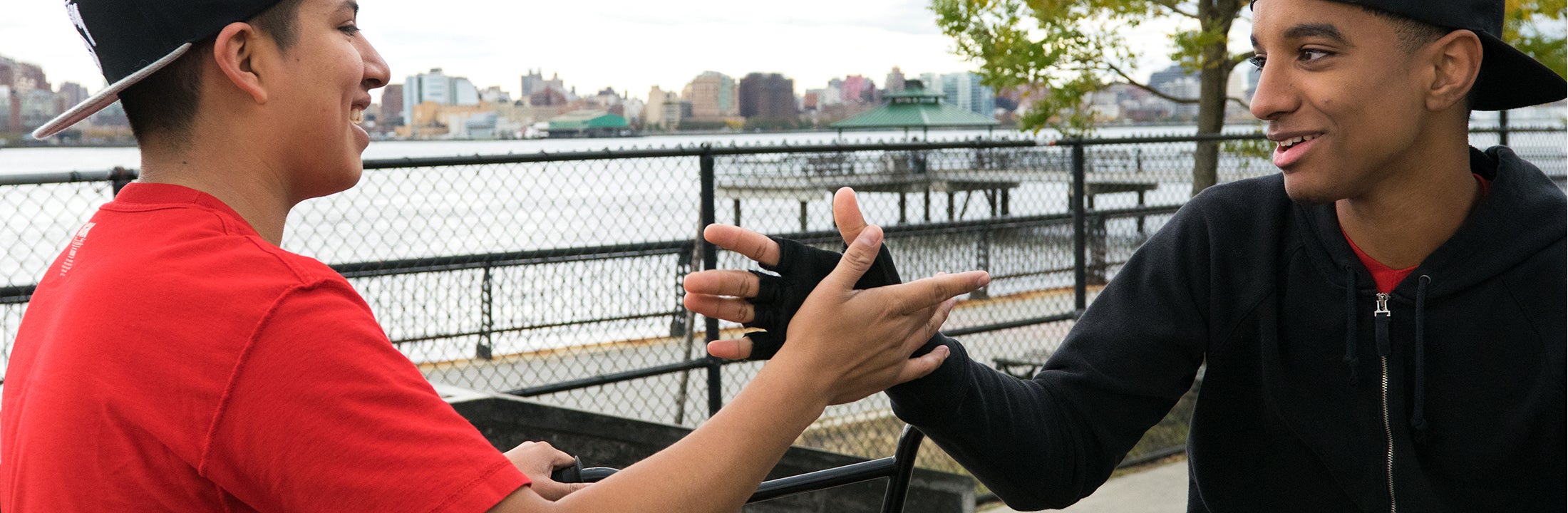 Twee vrienden die elkaar gedag zeggen.