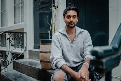 Een man zit op een trede