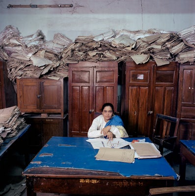 Foto van Jan Banning van kantoormedewerker op het kabinetssecretariaat Bihar, India (2009, onderdeel van de fotoserie Bureaucratica)