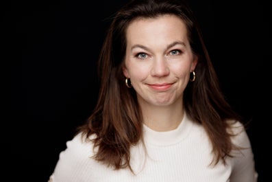 Een vrouw die voor de camera lacht