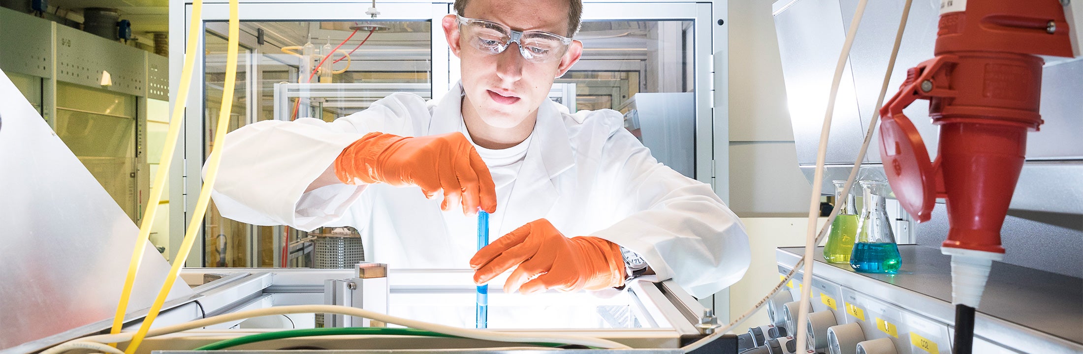 Student die een experiment uitvoert