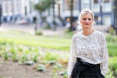 Een vrouw staat buiten in een park