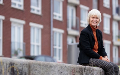 Een vrouw glimlacht naar de camera