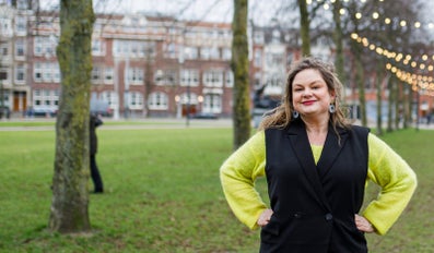 Een vrouw in een park