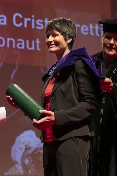 Uitreiking van het eredoctoraat van de Vrije Universiteit Amsterdam aan Samantha Cristoforetti in 2018. 