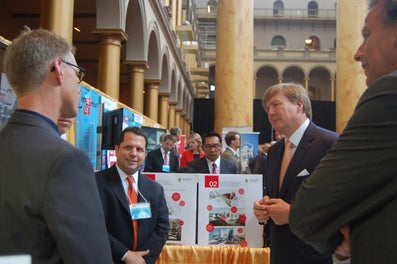 Masters Hydrology Director Prof. Philip Ward demonstrates the Aqueduct Global Floods tool to His Majesty King Willem-Alexander of the Netherlands. 