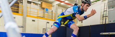 Man maakt schaatsbewegingen in testruimte