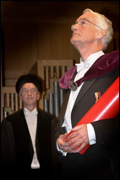 Uitreiking van het eredoctoraat van de Vrije Universiteit Amsterdam aan Adriaan Bos in 2005. 