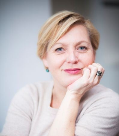 Een vrouw met haar hand op haar kin