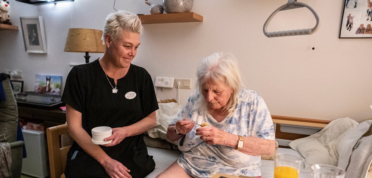 Photo: John van Hamond
‘As caregiver, I get to administer medicines. This lady gets them with some apple sauce: she likes that and it makes swallowing easier. When I sit down next to her, she always puts her head against my shoulder.’