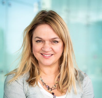 Een vrouw glimlacht naar de camera