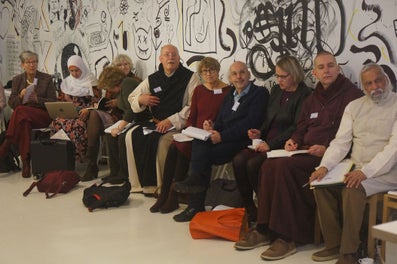 Emoena studenten zitten in een rij