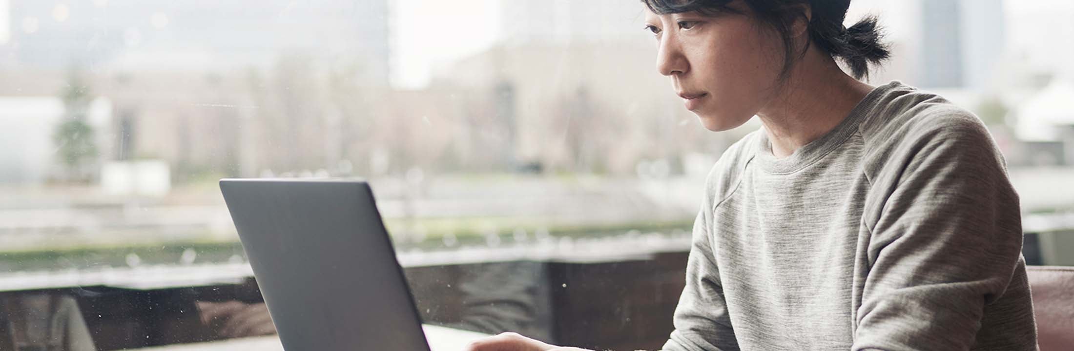 Vrouw achter een laptop