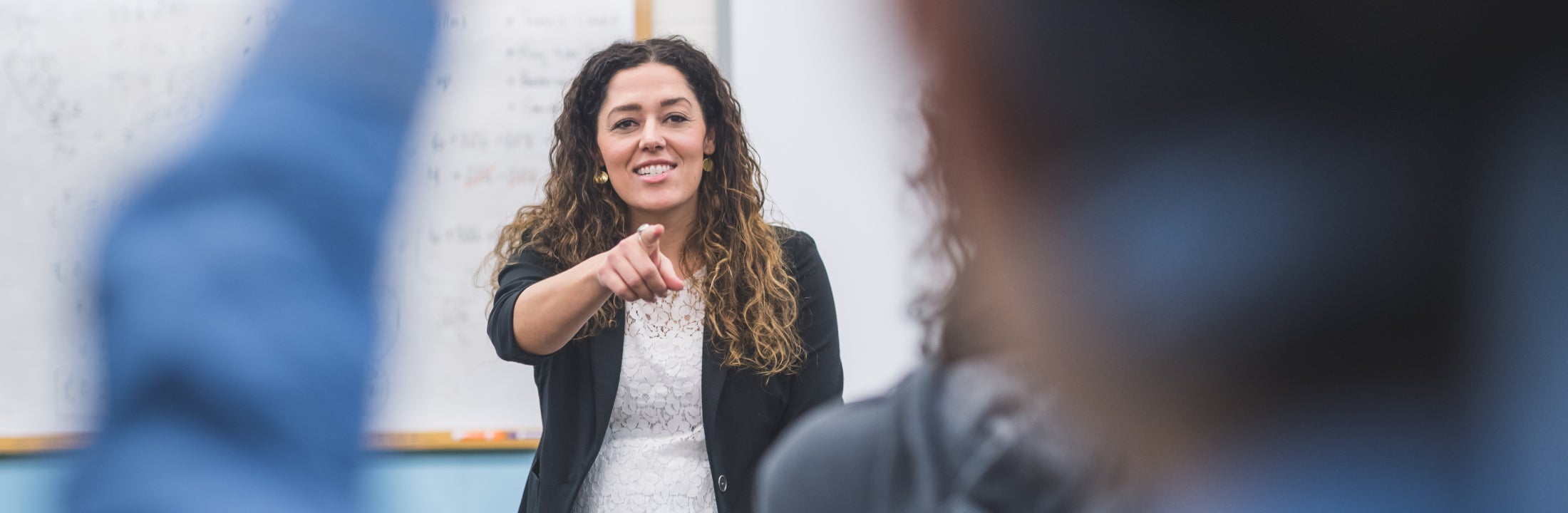 Leraar vrouw voor de klas