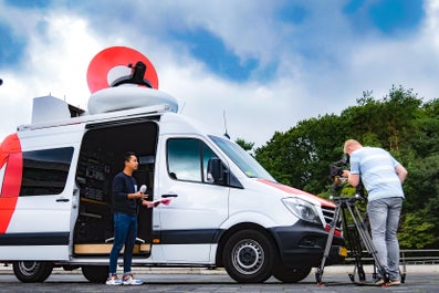 Danny Simons voor een nieuwswagen