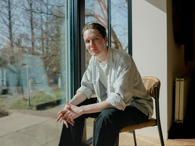 Onderzoeker Dalin Veldman zittend op een stoel.