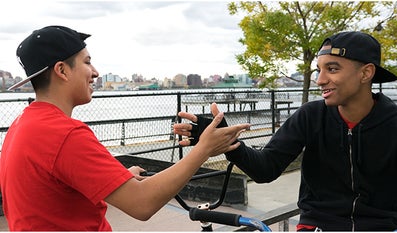 Twee vrienden die elkaar gedag zeggen