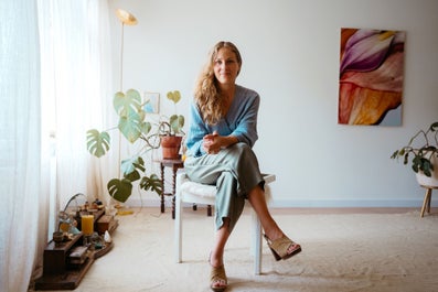 Een vrouw in een stoel