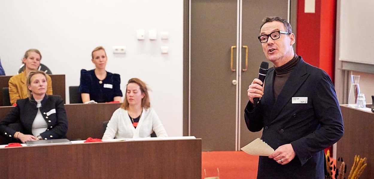 Gregor Halff dean of the Faculty of Social Sciences and Humanities during the alumni meeting