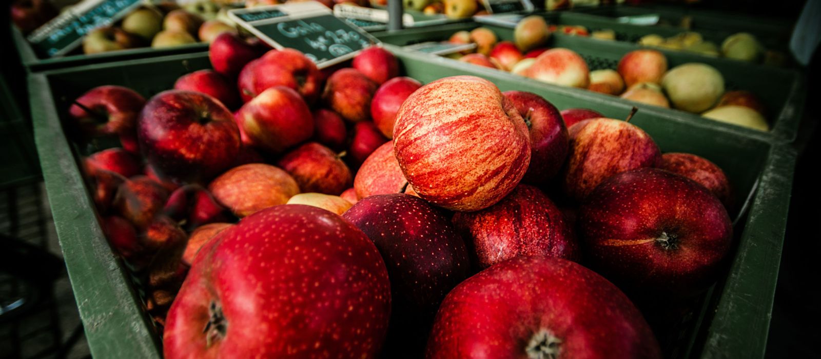 Kratten met verschillende soorten appels