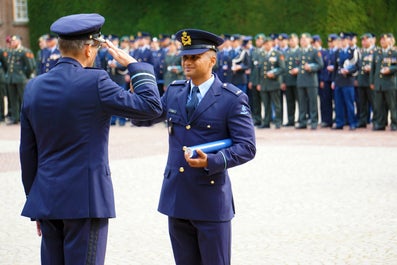 Desmond Opmeer groet zijn collega
