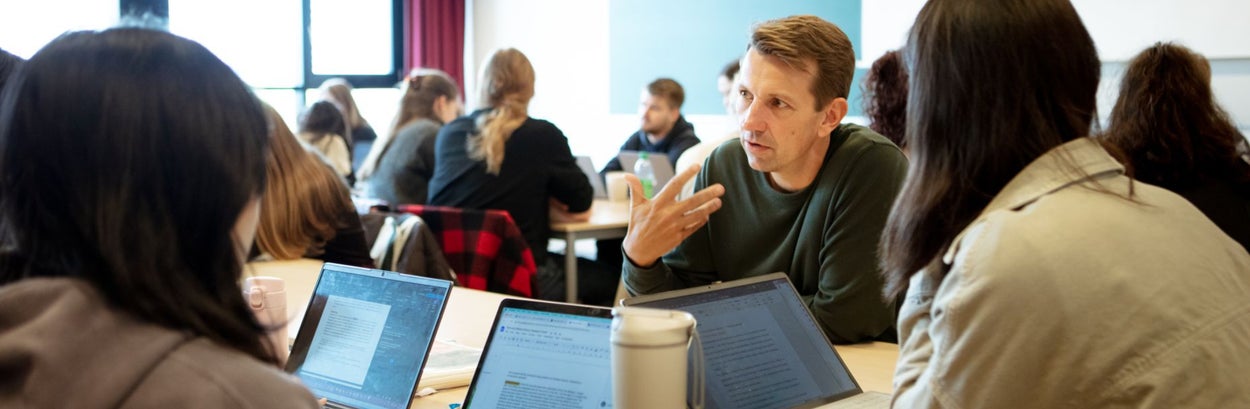 docent bespreekt met studenten