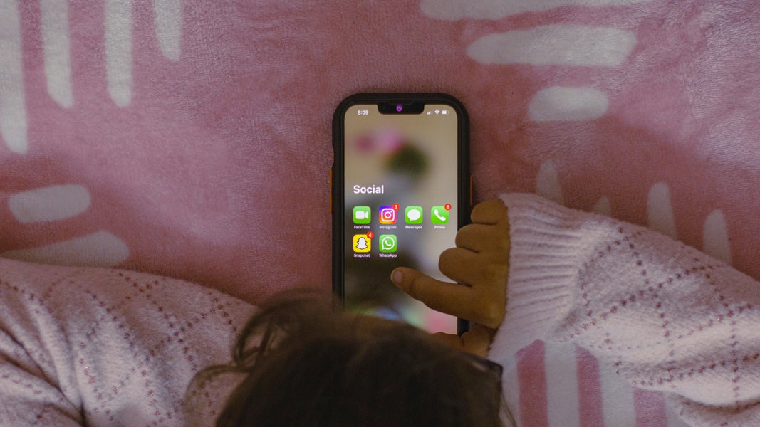 Een hand met een mobiele telefoon