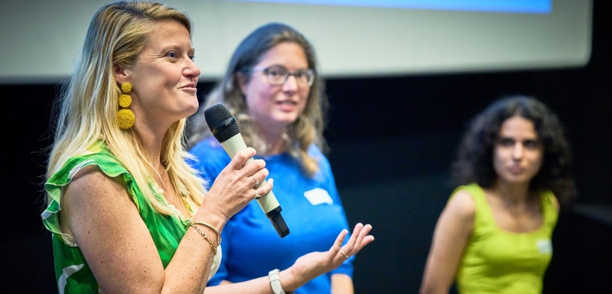 Drie mentoren en studenten spreken een zaal toe (fotograaf: Peter Gerritsen)