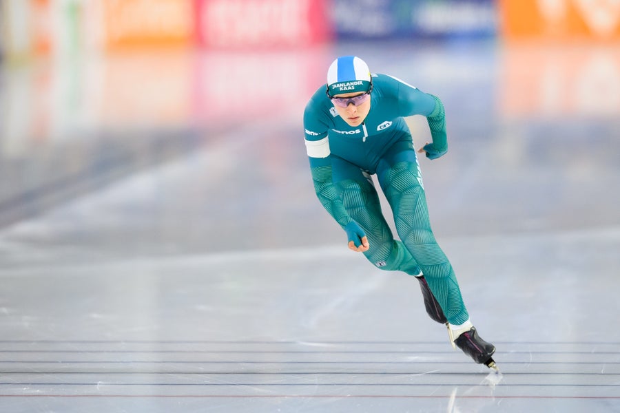 Bente schaatst op ijs