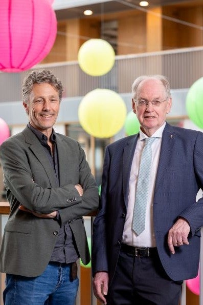 Twee mannen staan naast elkaar