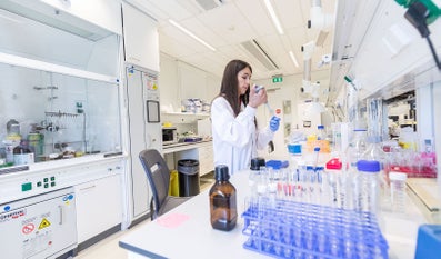 Promovendus in lab O|2