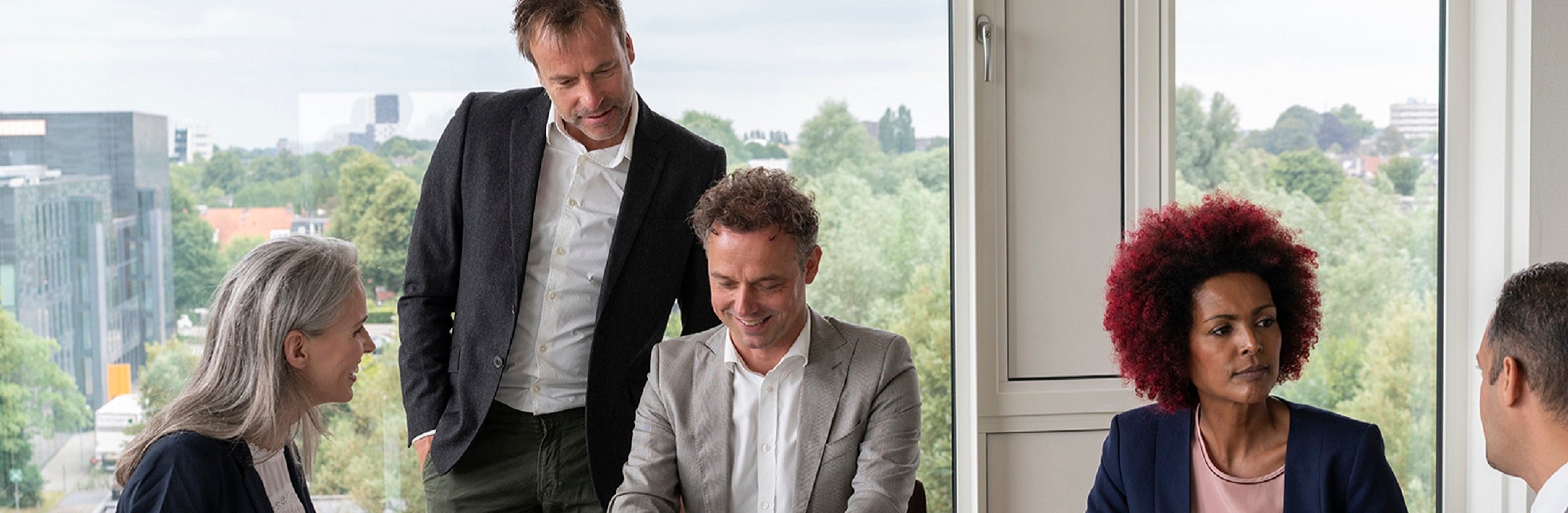 groep mensen die samen werken