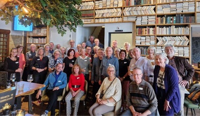 Een groep mensen bij een reünie