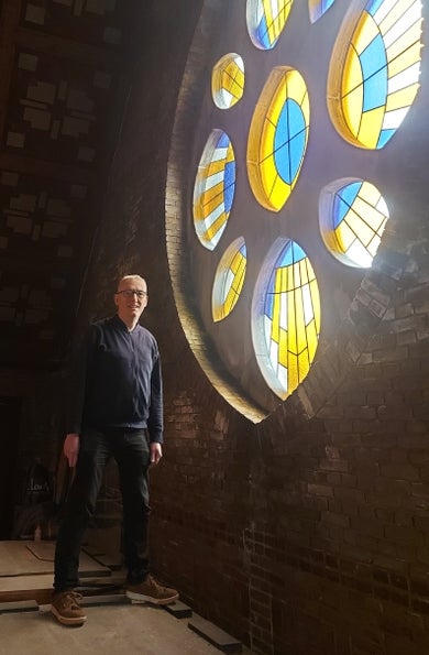 Vincent Tuinder bij het glas-in-lood-raam van de kerk