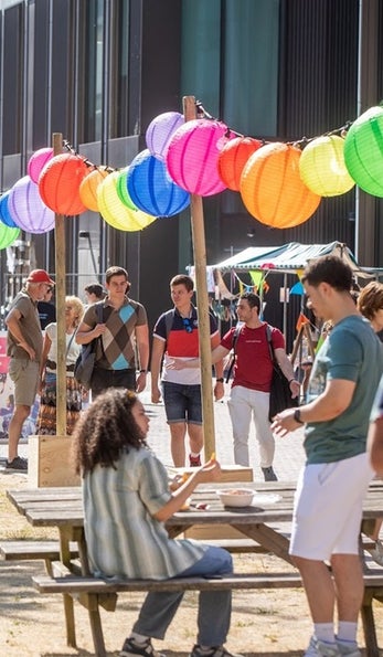 twee mensen praten met elkaar op de festivalmarkt 