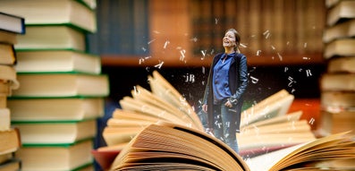 Vrije Schrijver Désanne van Brederode staat op een boek