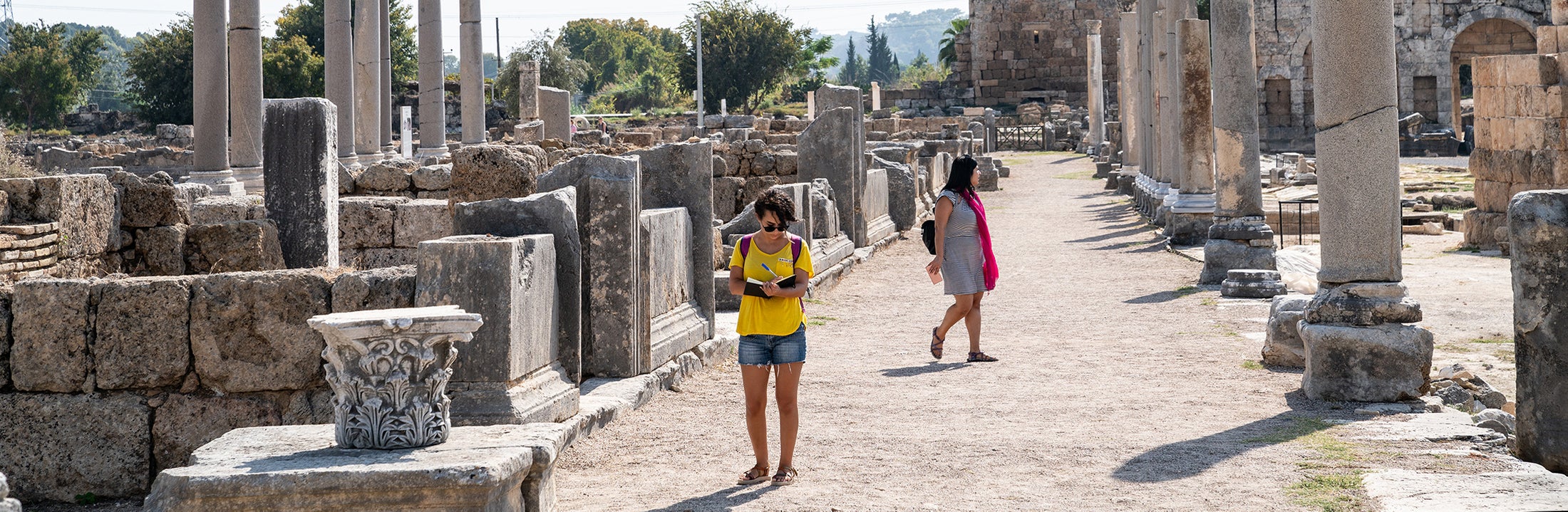 Vrouw loopt rond op archeologische vindplaats