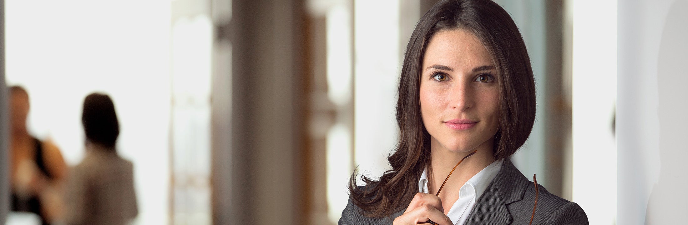 juriste kijkt in de camera